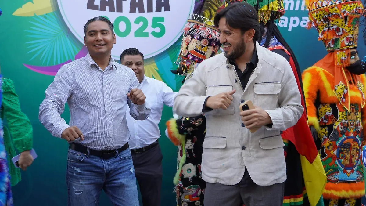 Santos Tavarez, alcalde de Zapata, y Daniel Altafi, en la presentación de carnaval 2025